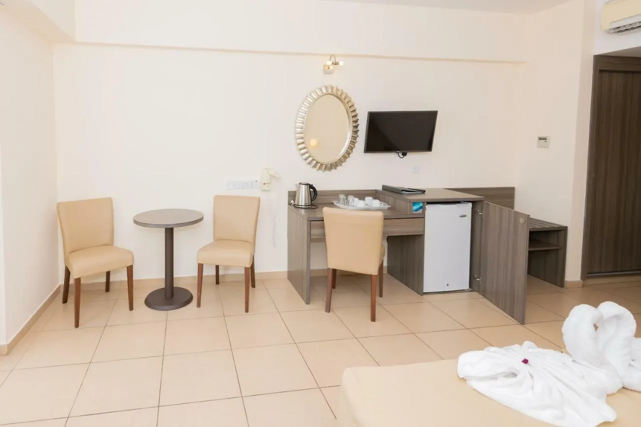 Tofinis Hotel Айя-Напа